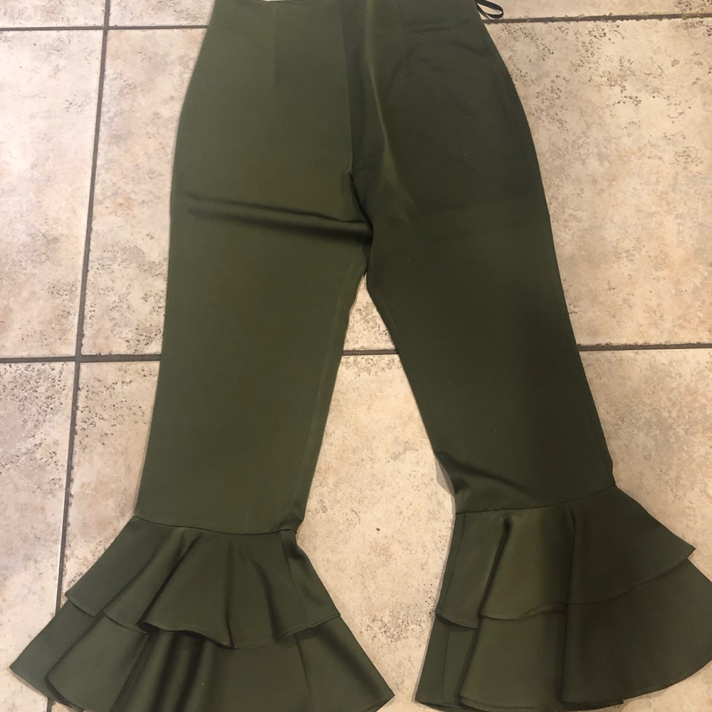 Tularosa Green Ruffle Capri Pants - Picture 5 of 15